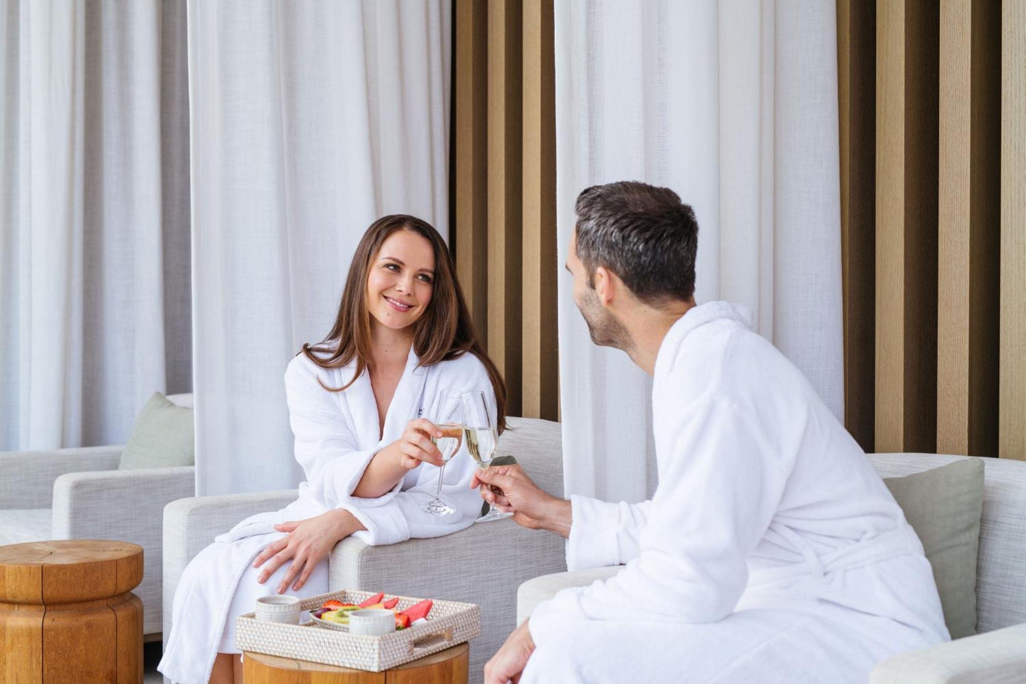 The Westin Perth Hotel Екстериор снимка A couple wearing bathrobes